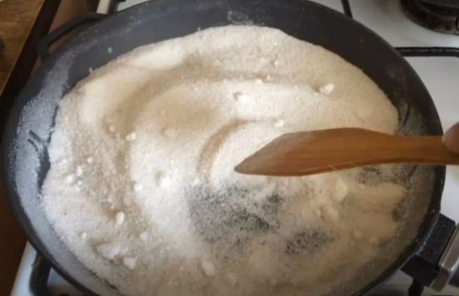 соль высыпают на сковородку и прокаливают
